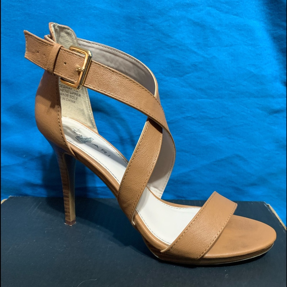 TAHARI CROSS STRAP HEEL